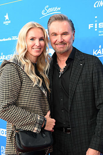 Nik P. mit Freundin Karin Candussi  (li.) / Film-Premiere "Klammer - Chasing the Line" im Cineplexx Kino in Villach (K&auml;rnten, &Ouml;sterreich) am 26. Oktober 2021 &copy;Foto: Agentur Schneider-Press/Erwin Schneider